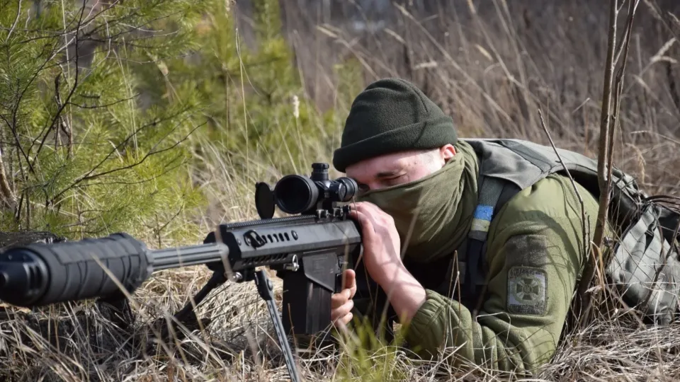 Rusai priversti bėgti, tokio šūvio pasaulis nematė: pamatykite, kaip ukrainiečių snaiperis šokiravo rusų karius