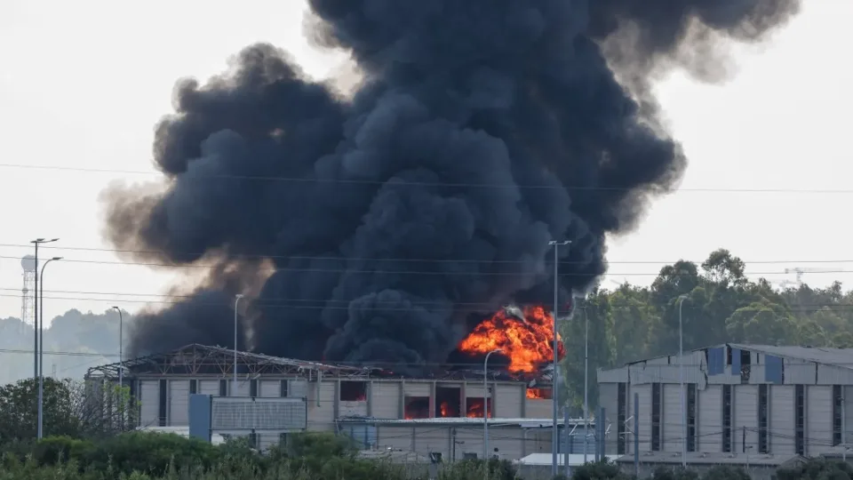 Izraelio miestai atsidūrė pragare: Tel Avivas skęsta liepsnose, Iranas paleido keršto raketas, žmonės bėga į slėptuves