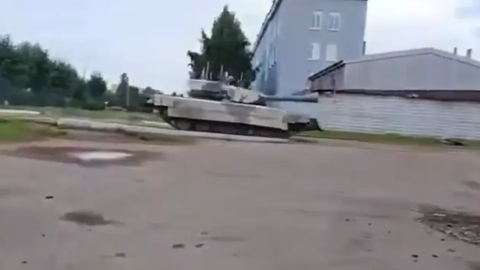 Nauja Putino ginkluotė pribloškė net ekspertus: robotizuoti tankai su liepsnomis ir raketomis, kas juos sustabdys?