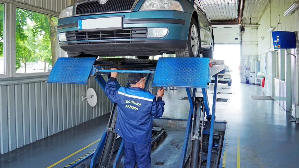 Dalies lietuvių automobiliai taps nebenaudojami: naujos taisyklės glumina tūkstančius, pasakė, ką daryti