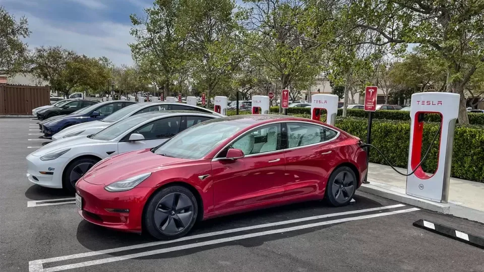Nerimaujantiems dėl elektromobilio įveikiamo atstumo: tyrimas atskleidžia, jog geriausias vaistas nuo tokios baimės – įsigyti elektromobilį
