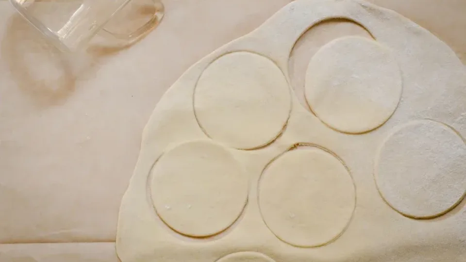 Lengviau ir skaniau nebūna: vienas sluoksniuotos tešlos triukas ir jau turi profesionalų desertą