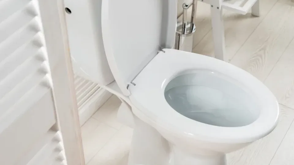 Kvapas vonioje erzina net po valymo? Šie namų ingredientai išspręs tai akimirksniu