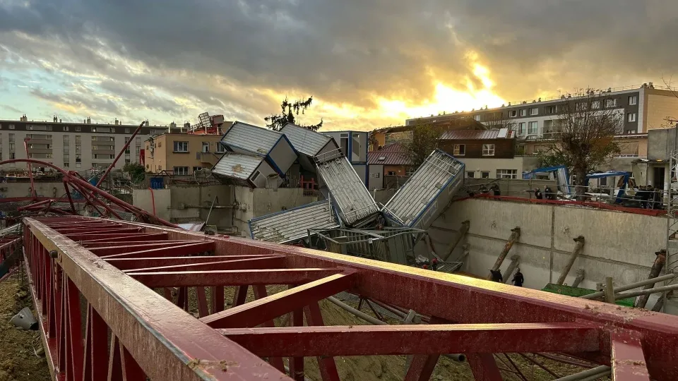 Galingas tornadas virto mirtinu chaosu: kranai griuvo kaip domino, miestas be perspėjimo paniro į siaubą