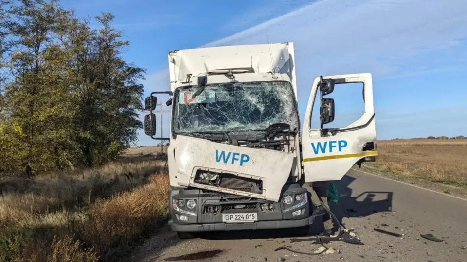 Rusijos dronas pataikė į „Proliska“ humanitarinės misijos evakuacijos automobilį, savanoriai vos išgyveno