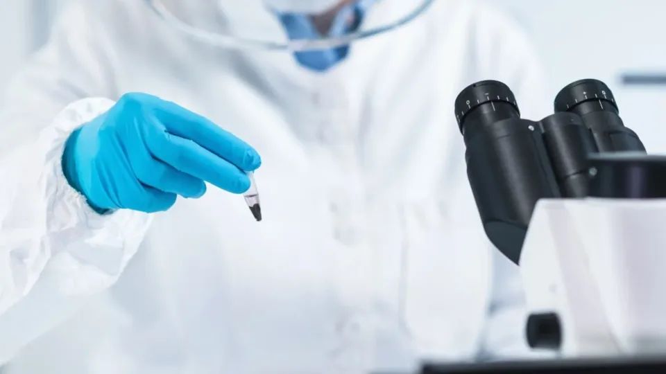Medicinos pasaulį drebina naujas šokiruojantis tyrimas: suklastoti straipsniai galėjo kainuoti tūkstančius gyvybių