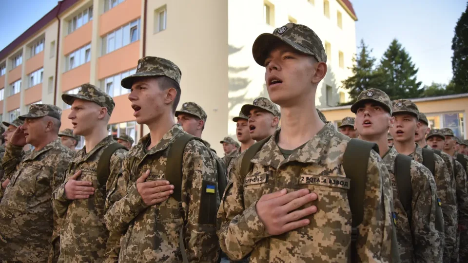 Ukraina keičia karo taisykles: priimtas svarbus sprendimas, jaunuoliams panaikinamas vienas draudimas