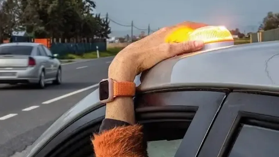 Daugiau jokių trikampių keliuose: vairuotojai privalės naudoti šviečiančią lempą, tai keičia viską