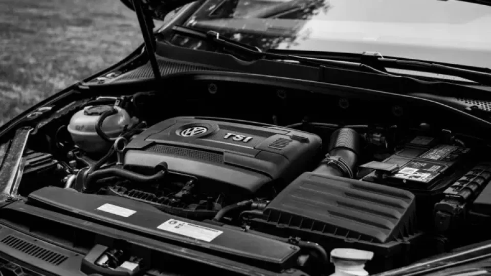 Mažiau cilindrų, bet žymiai daugiau naudos? Šie varikliai užkariauja gatves ir stebina efektyvumu