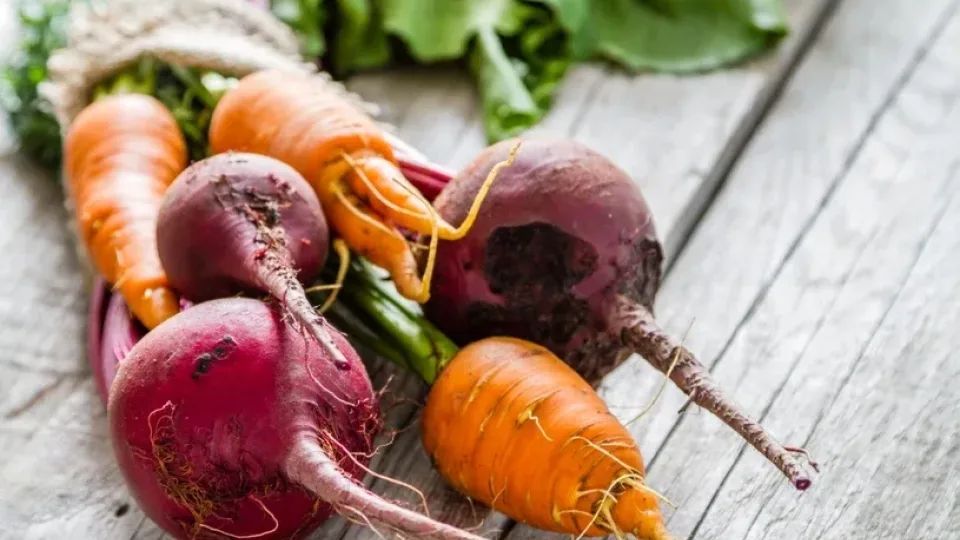 Parduotuvių lentynose nepastebėtas produktas: šios daržovės sultys valo kraujagysles ir stiprina širdį