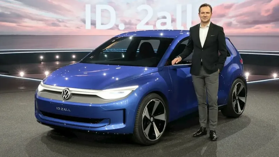 Vokietijos automobilių milžinė keičia kursą: pertvarko savo elektromobilių strategiją, laukia dideli pokyčiai