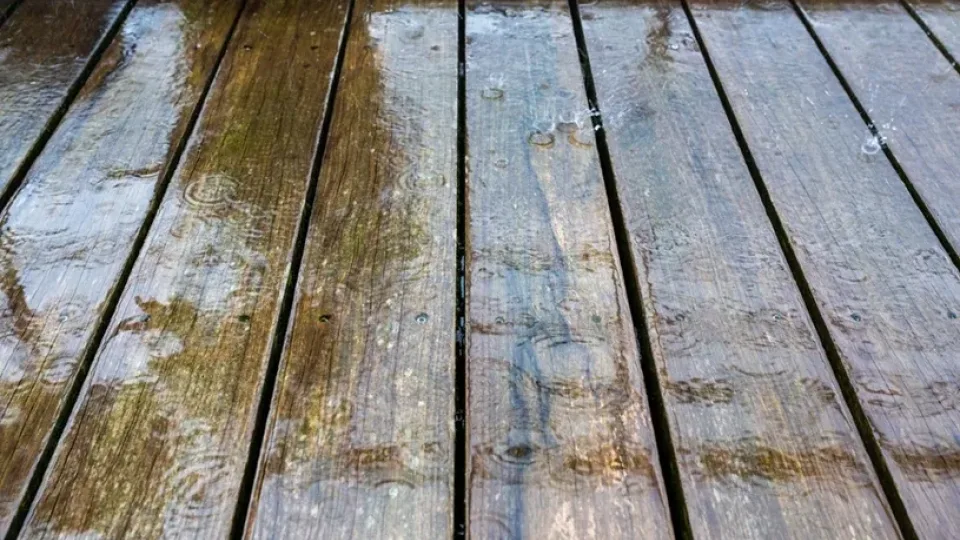 Lietus užtvindė medinę namų terasą? Paprasti būdai, kaip apsaugoti lentas nuo sugadinimo