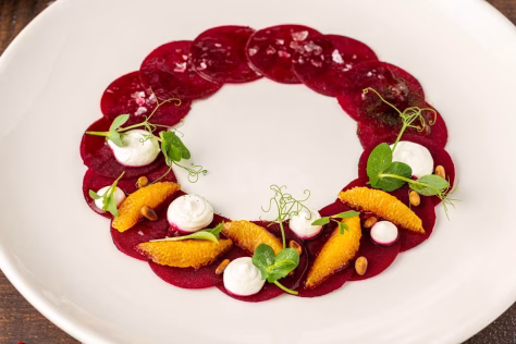 Nuo humuso iki burokėlių karpačo: kaip iš paprasto burokėlio sukurti nebrangius ir šventiškus patiekalus