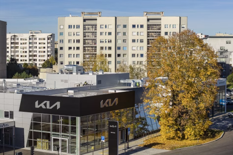 Naujas žingsnis tvarumo link: sostinėje užbaigtos modernių „Kia“ ir „Škoda“ automobilių namų statybos