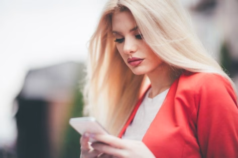 15 keistų frazių, kurios išduoda slaptą pavydą: psichologai atskleidė, ką jie iš tiesų tai reiškia