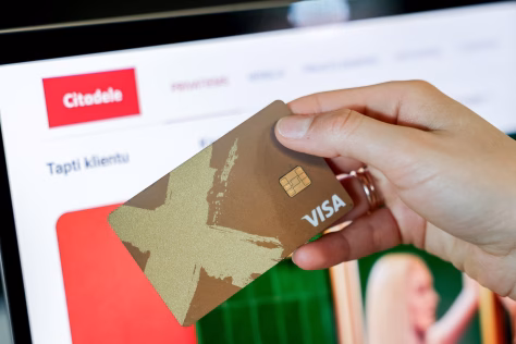 Lietuviai masiškai atsisako banko kortelių: daugelis linkę rinktis grynuosius pinigus, ekspertai šoke