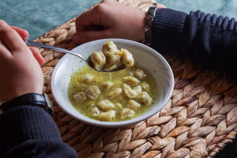 Greita ir jauki sūrio sriuba su koldūnais: vos 20 minučių ir galėsite mėgautis puikiu skoniu