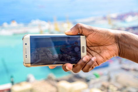 Apsauginiai stikliukai tampa nereikalingi? Naujas „Samsung“ flagmano ekranas keičia žaidimo taisykles