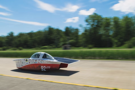 Automobilių gamintojas šokiruoja pasaulį: saulės energija varomas modelis gali pakeisti visą rinką