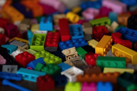 Be mikrovaldiklio ir sudėtingų schemų: iš „Lego“ kaladėlių ir magneto sukurtas tikras variklis