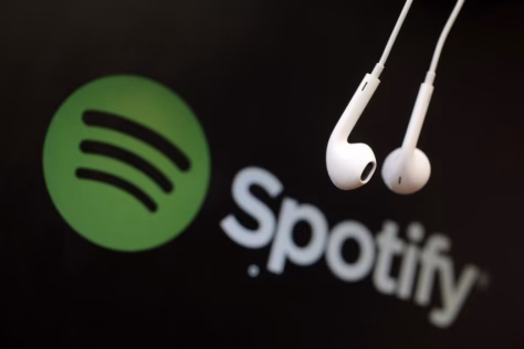 Kas galėjo pagalvoti, kad prieš Kalėdas susėdę prie šventinio stalo skaičiuosime ne tik patiekalus, bet ir dainas? Kaip „Spotify“ asmeninius duomenis pavertė naujametiniu ritualu?