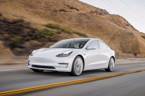 Išskirtinis pasiūlymas, norintiems atsisėsti už elektromobilio vairo: nuo šiol Lietuvoje „Tesla“ elektromobilius galima prenumeruoti