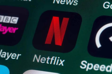 „Netflix“ tyliai atėmė mygtuką: transliavimas į TV nebeveikia, ar ruošiamas naujas mokamas planas?