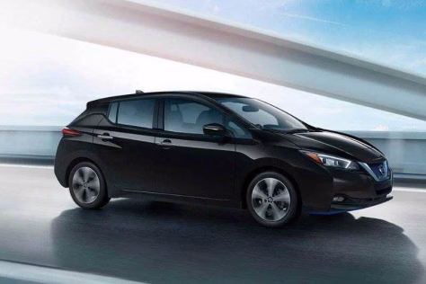 „Nissan“ ruošia kultinio savo elektromobilio atnaujinimą: gatvėse užfiksuotas dar nepristatytas „Leaf“ modelis, aiškėja, kada įvyks jo debiutas