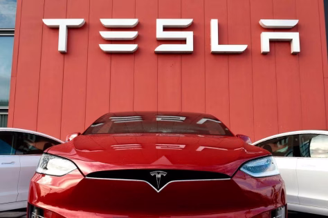 „Tesla“ elektromobilių pardavimai Europoje – mažėja, įvardijamos dvi to priežastys: ar dėl visko kaltas yra JAV bendrovės vadovas?