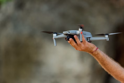 JAV išbandė šokiruojantį ginklą prieš dronus: ore sprogstančios minos kardinaliai keičia žaidimo taisykles
