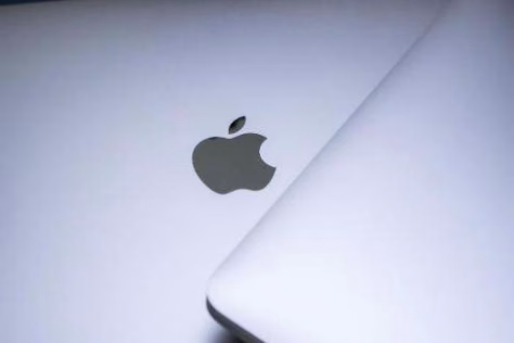Ar išties „MacBook“ kompiuteriai yra žymiai saugesni? Ekspertai įspėja apie galimas rizikas ir kaip apsisaugoti