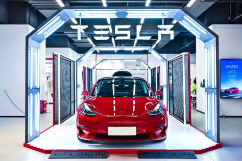Vokiečiai masiškai nusisuko nuo „Tesla“: E. Musko pareiškimai ir brokuoti modeliai vis labiau atbaido pirkėjus