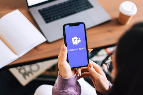 „Microsoft Teams“ paskelbė apie atnaujinimą, kuris įgyvendins daugelio svajones: dirbtinio intelekto įrankis leis automatiškai versti kalbą susitikimų metu