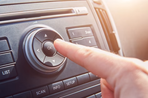 Į automobilius gali sugrįžti jau pamiršti mygtukai: jau kitąmet įsigalios svarbūs pakeitimai, nebeliks ekranų?