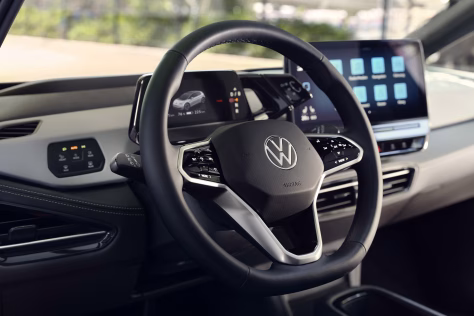 Niekas nebeperka „Volkswagen“ automobilių: tūkstančiai automobilių rūdija prie gamintojo gamyklų