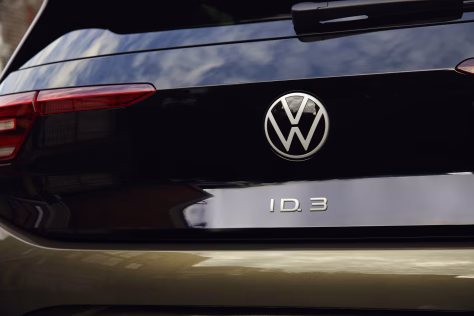 „Volkswagen“ turi rimtų problemų: tūkstančiai automobilių stovi be pirkėjų, nuotraukos atskleidžia liūdną realybę
