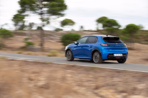 Elektromobilių nuvažiuojamo atstumo skirtumai: kodėl vasarą šie automobiliai nuvažiuoja daugiau nei žiemą?