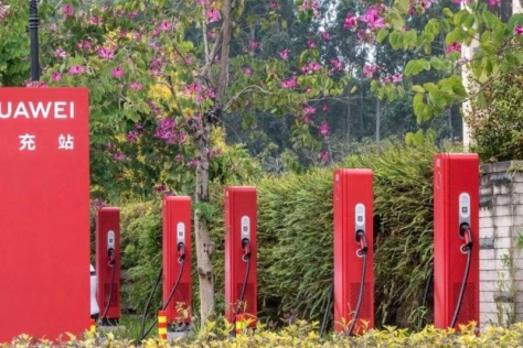 Elektromobilių įkrovimo revoliucija jau čia: „Huawei“ šedevras leis įkrauti nuo 10 iki 90% vos per 15 minučių