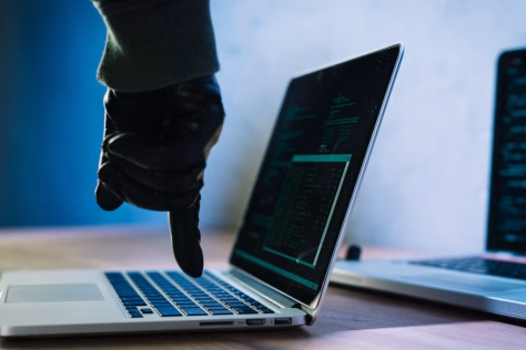 Internete ir vėl pardavinėjami lietuvių asmeniniai duomenys: programišiai nutekino didžiulį kiekį informacijos, suklusti turėtų daugelis iš mūsų