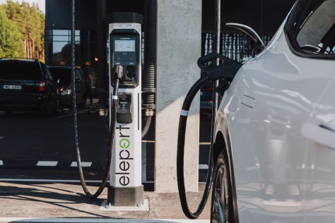 Elektros įkrovos stotelės netrukus stovės be darbo: įkrovos stotelės šalyje statomos milžiniškais tempais, tačiau elektromobilių pardavimai šlubuoja