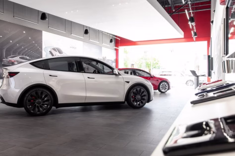 Lietuvos įmonės nevengia pirkti ir prabangių automobilių: ir toliau perkami „Porsche“ modeliai, tačiau populiarėja ir „Tesla“ elektromobiliai