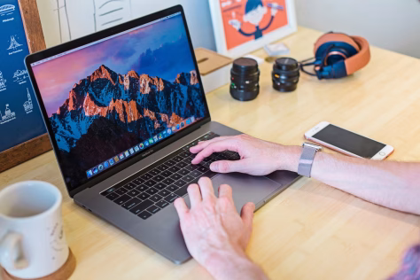 „Apple“ kompiuterių savininkams – kritinis perspėjimas: kai kurie naudotojai ir vėl susiduria su pavojingomis programomis, sužinokite, ko geriau nedaryti