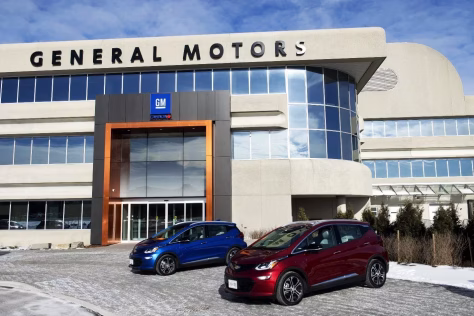 Elektromobilių rinkos kovos: GM taikosi į „Tesla“ vietą su pigesnėmis ir geresnėmis baterijomis