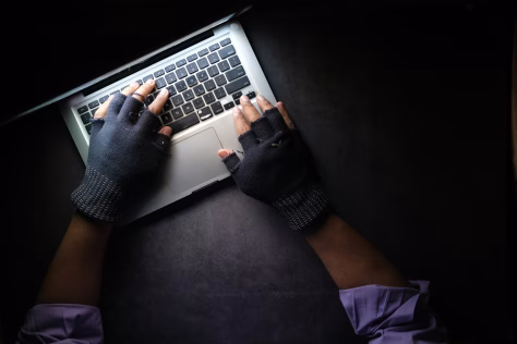 „Tele2“ ekspertas įspėja kiekvieną šalies gyventoją: viena klaida gali kainuoti viso gyvenimo santaupas