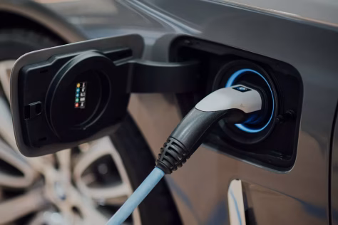Vidaus degimo variklių dienos jau suskaičiuotos: šie automobiliai netrukus taps tik muziejaus eksponatais