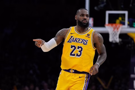 Vienas geriausių NBA krepšininkų užfiksuotas su dar nepristatytu „Beats“ produktu. Ar tai gudrus „Apple“ planas ar atsitiktinumas?