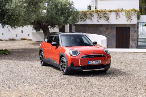 „Mini“ pristatė pirmąjį elektrinį kompaktinį visureigį „Aceman“: erdvus, novatoriškas, bet minimalistinis