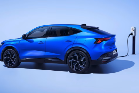 „Alpine“ patirtimi praturtinta „Renault“ naujiena – iš tinklo įkraunamas hibridas „Rafale E-Tech 4x4 300 HP“