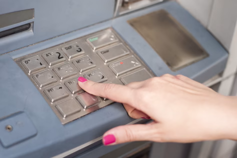 Lietuvoje bankomatų mažėja, o kitur daugėja: ar tai dar viena grėsmė gyventojams ar neišvengiama ateitis?