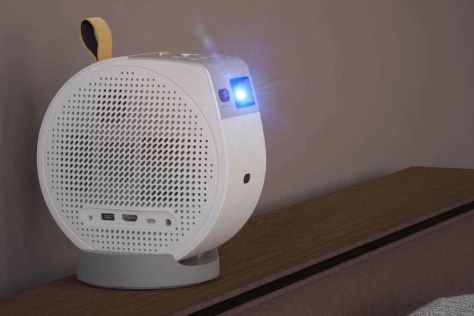 „BenQ“ pristatė išskirtinį lazerinį projektorių: naujasis „BenQ GV50“ yra ne itin kompaktiškas ir skirtas rodyti vaizdą tiesiai ant lubų